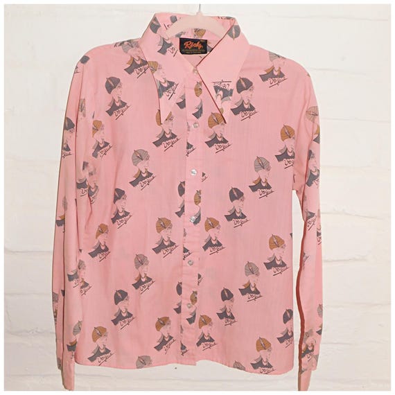 Vintage 70s DAGGER Collar NOVELTY VOGUE Lady Print Shirt Blouse 12 14 M 1970s Kitsch Pink