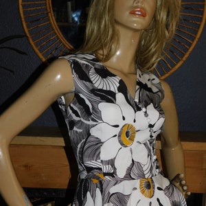 Vintage 60s FINNISH Black White Yellow PSYCHEDELIC FLOWER Power Daisy Print Mod Gogo Dress 8 S Xs 1960s Modette image 6