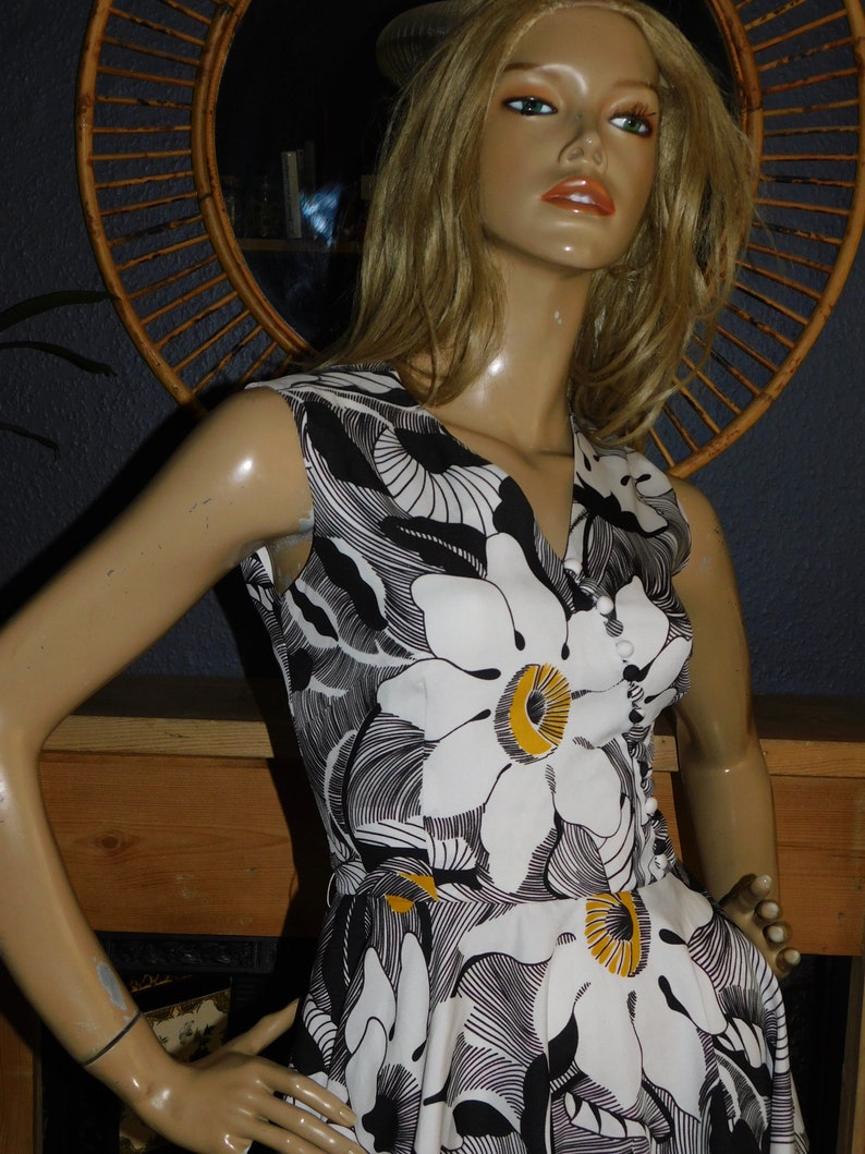 Vintage 60s FINNISH Black White Yellow PSYCHEDELIC FLOWER Power Daisy Print Mod Gogo Dress 8 S Xs 1960s Modette image 6