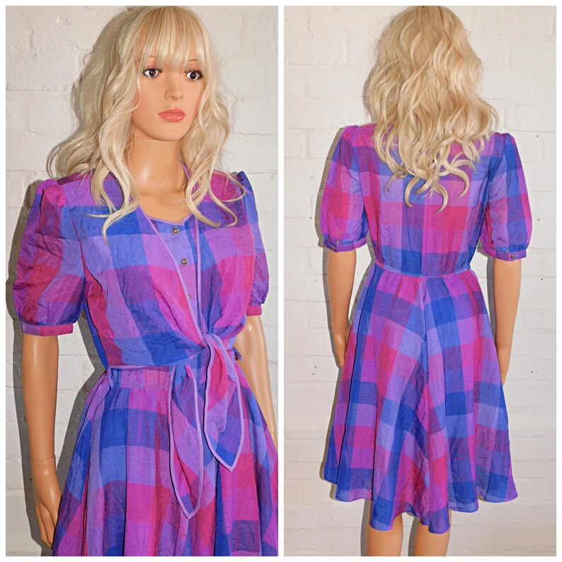 Vestido de té vintage de los 80 con estampado a cuadros morado y rosa estilo años 50, con lazo frontal y falda amplia. Tallas 8-10 S. Años 80 y 50. imagen 4