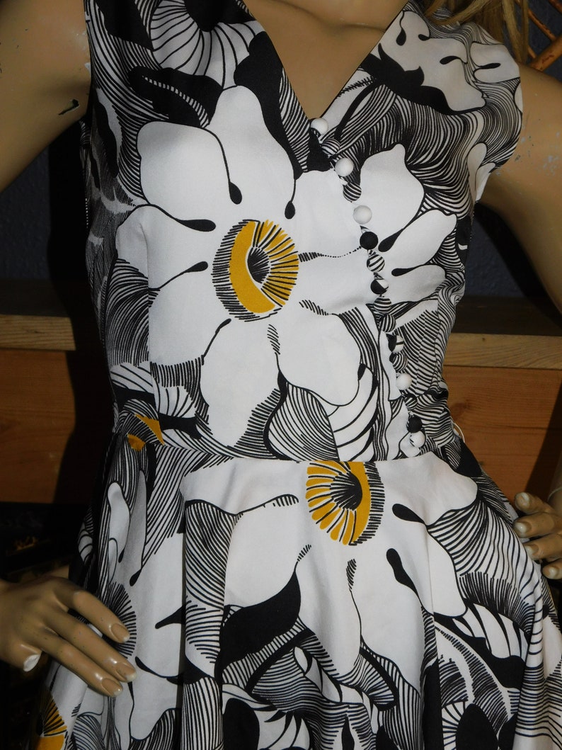 Vintage 60s FINNISH Black White Yellow PSYCHEDELIC FLOWER Power Daisy Print Mod Gogo Dress 8 S Xs 1960s Modette image 4