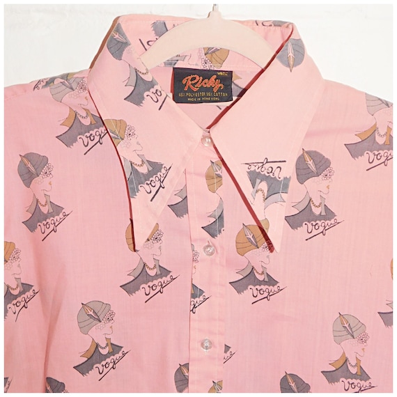 Vintage 70s DAGGER Collar NOVELTY VOGUE Lady Print Shirt Blouse 12 14 M 1970s Kitsch Pink
