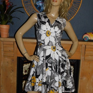 Vintage 60s FINNISH Black White Yellow PSYCHEDELIC FLOWER Power Daisy Print Mod Gogo Dress 8 S Xs 1960s Modette image 10