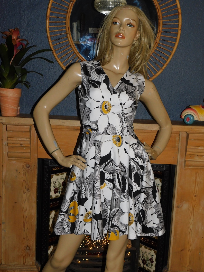 Vintage 60s FINNISH Black White Yellow PSYCHEDELIC FLOWER Power Daisy Print Mod Gogo Dress 8 S Xs 1960s Modette image 10