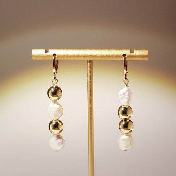 Boucles d'oreilles, perles d'eau douce forme irrégulière, billes plaquées d'or 14 carats