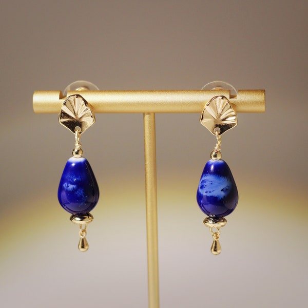 Boucles d'oreilles en porcelaine bleue forme goutte. Plaqué or 14 carats.