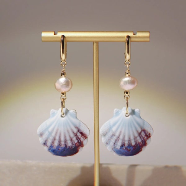 Boucles d'oreilles originales, porcelaine bleue claire forme coquillage, perles d'eau douce roses, plaquée or 14K