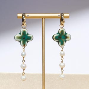 Clover-shaped porcelain earrings with natural freshwater pearls