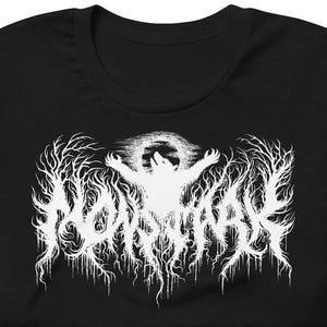 Puede incluir: Camiseta negra con un diseño gráfico blanco de un lobo aullando a la luna con la palabra "HOWL" escrita en una fuente estilizada.