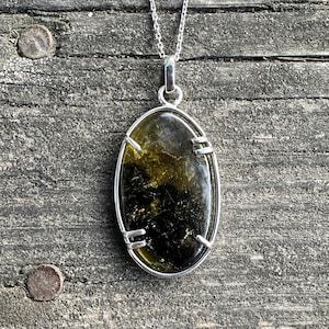 Olijfgroene toermalijnhanger, groene toermalijnketting, levendige olijfgroene toermalijn, geboortesteen mei, sieraden met lange ketting, eenvoudig ontwerp