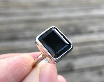 Bague en argent et spinelle noir naturel, bijou unique de l'atelier TurkuazNaturalStones