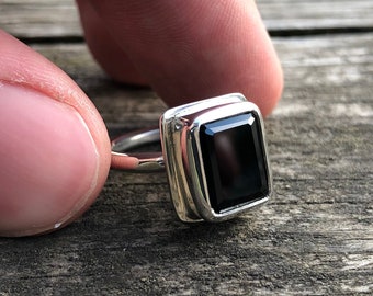 Bague en argent spinelle noir naturel, bijoux uniques de l'atelier TurkuazNaturalStones