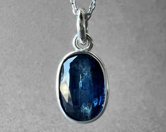 Natürliche seltene Saphir Blau Kyanit Stein Silber Anhänger Halskette, Unikate aus dem Atelier TurkuazNaturalStones