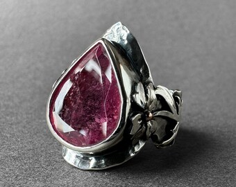 Vacker silverring med naturlig rubellit, ring med rosa turmalin i jugendstil, smycke i blomdesign för far