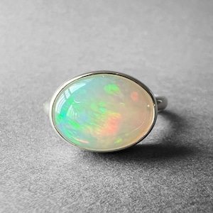 Naturlig regnbågsopal i silver, sällsynt Lightning Ridge, horisontell infattning, specialkollektion, unika smycken