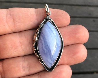 Collar de calcedonia de ágata azul natural con encaje, colgante de ágata azul con encaje, collar de calcedonia azul cielo, completamente hecho a mano y en plata.