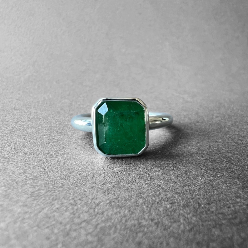 Natürlicher 5.6ct sambischer Smaragd Silberring, massives und mutiges Design, Unikat aus dem Atelier TurkuazNaturalStones Bild 1
