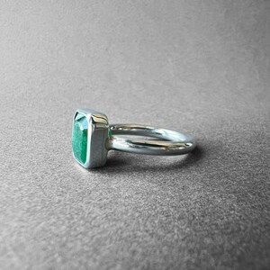 Natürlicher 5.6ct sambischer Smaragd Silberring, massives und mutiges Design, Unikat aus dem Atelier TurkuazNaturalStones Bild 4