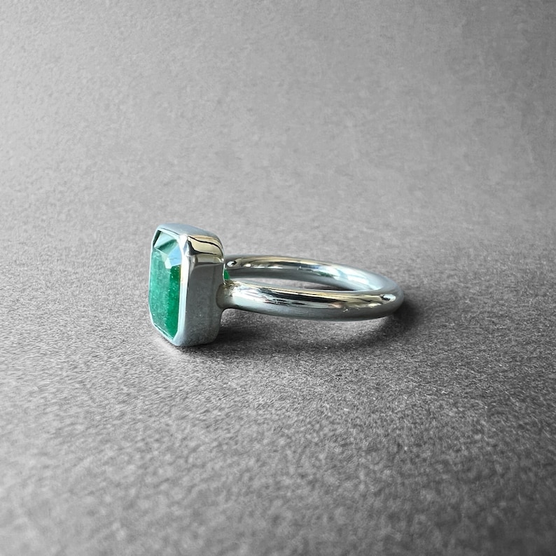 Natürlicher 5.6ct sambischer Smaragd Silberring, massives und mutiges Design, Unikat aus dem Atelier TurkuazNaturalStones Bild 4