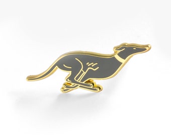 Pode incluir: Um broche de esmalte dourado com uma silhueta cinza de um galgo correndo.