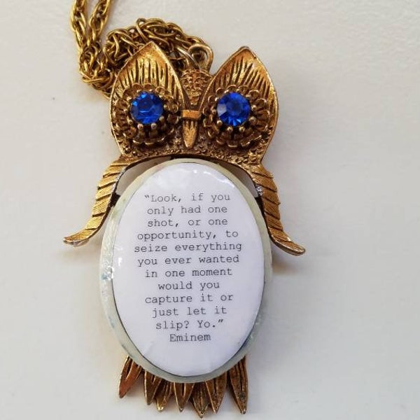 Collier de hibou vintage upcyclé avec citation motivante, OOAK, devis Eminem, chaîne 12 « , hibou en or avec yeux strass bleus