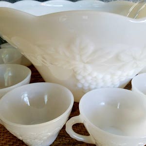 Milchglas Schälchen Set, Anker Hocking Weintraube mit 12 Tassen und Klöppel, Mid Century