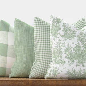Puede incluir: Cuatro almohadas decorativas con un patr&oacute;n de cuadros verde y blanco, un patr&oacute;n floral verde y blanco y un patr&oacute;n verde s&oacute;lido.