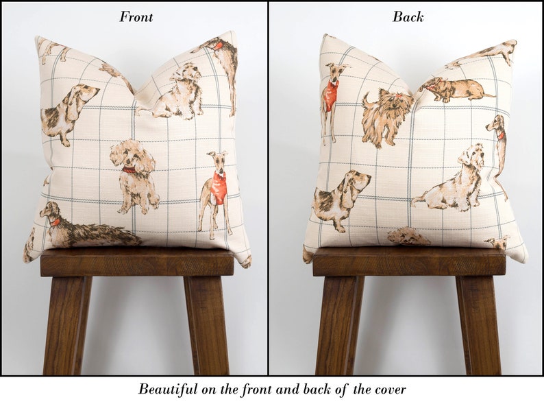 Peut inclure: Une housse de coussin de couleur cr&egrave;me avec un motif quadrill&eacute; et une illustration r&eacute;p&eacute;t&eacute;e de chiens de diff&eacute;rentes races. Les chiens sont dessin&eacute;s en brun, noir et blanc avec des accents rouges. La housse de coussin est pr&eacute;sent&eacute;e sur l'avant et l'arri&egrave;re.