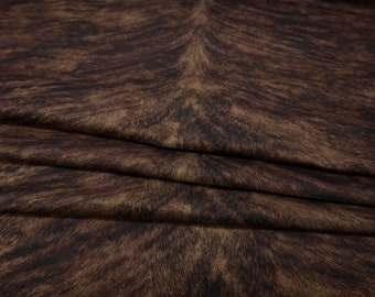 Faux cuir de vachette brésilien marron châtain | Cheveux bringés imprimés sur cuir velours | Rembourrage pour décoration d'intérieur par mètre