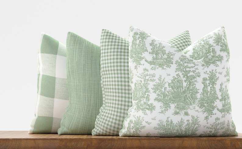 Puede incluir: Cuatro almohadas decorativas con un patr&oacute;n de cuadros verde y blanco, un patr&oacute;n floral verde y blanco y un patr&oacute;n verde s&oacute;lido.