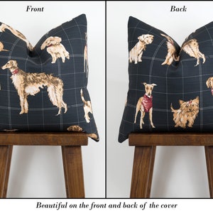 Peut inclure: Une housse de coussin noire avec un motif r&eacute;p&eacute;t&eacute; de chiens de diff&eacute;rentes races. Les chiens sont illustr&eacute;s dans des tons de brun et de blanc sur un fond &agrave; carreaux noir et blanc. La housse de coussin est pr&eacute;sent&eacute;e sur un tabouret en bois, avec les c&ocirc;t&eacute;s avant et arri&egrave;re du coussin affich&eacute;s.