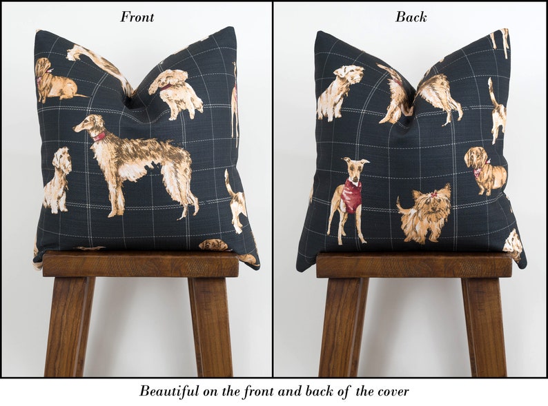 Peut inclure: Une housse de coussin noire avec un motif r&eacute;p&eacute;t&eacute; de chiens de diff&eacute;rentes races. Les chiens sont illustr&eacute;s dans des tons de brun et de blanc sur un fond &agrave; carreaux noir et blanc. La housse de coussin est pr&eacute;sent&eacute;e sur un tabouret en bois, avec les c&ocirc;t&eacute;s avant et arri&egrave;re du coussin affich&eacute;s.