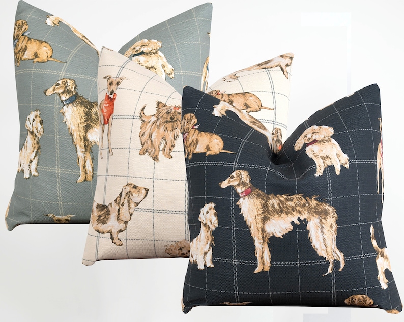 Peut inclure: Trois coussins d&eacute;coratifs avec un fond &agrave; carreaux et un motif r&eacute;p&eacute;t&eacute; de chiens de diff&eacute;rentes races. Les coussins sont dans des tons de gris, beige et noir.