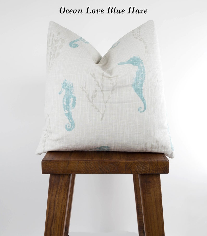 Housse de coussin côtière Jeté nautique Blue Haze avec fermeture à glissière, plage, hippocampe Choisissez la taille Ocean Love Sea Horse