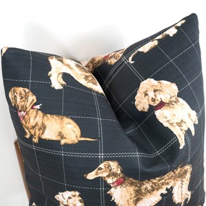 Peut inclure: Un coussin en tissu &agrave; carreaux noirs et blancs avec un motif de chiens bruns et blancs. Les chiens portent des colliers rouges avec un n&oelig;ud blanc.