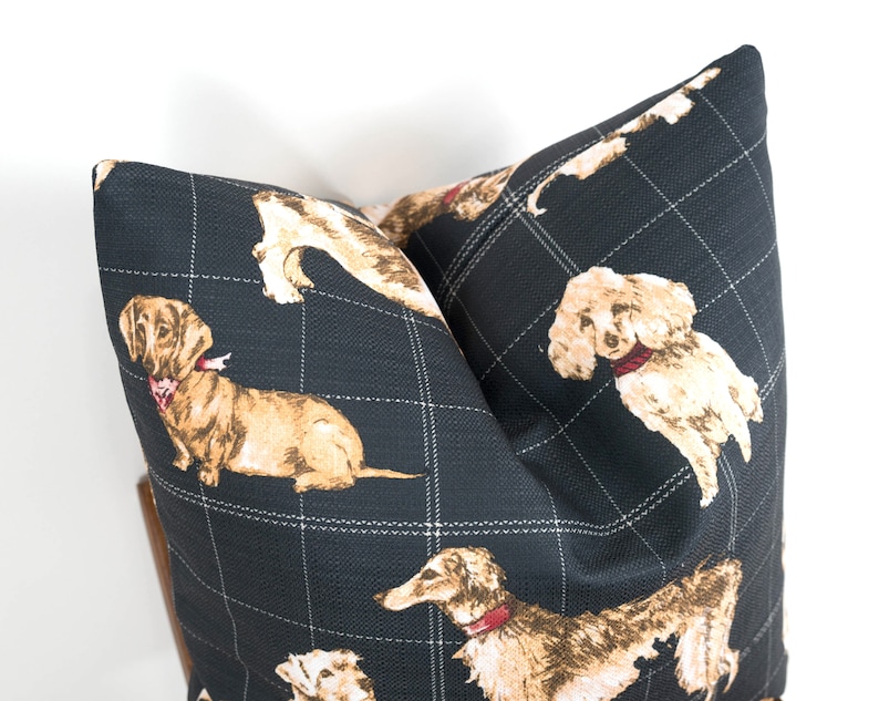Peut inclure: Un coussin en tissu &agrave; carreaux noirs et blancs avec un motif de chiens bruns et blancs. Les chiens portent des colliers rouges avec un n&oelig;ud blanc.