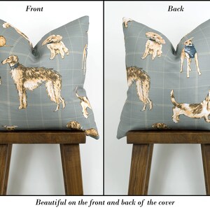 Peut inclure: Une housse de coussin grise &agrave; motif pied-de-poule avec un motif r&eacute;p&eacute;t&eacute; de diff&eacute;rentes races de chiens en brun et blanc. L'avant de l'oreiller pr&eacute;sente un grand chien brun et blanc. L'arri&egrave;re de l'oreiller pr&eacute;sente un basset brun et blanc.  "Beautiful on the front and back of the cover" est imprim&eacute; en bas de l'image.