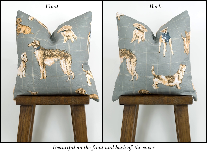 Peut inclure: Une housse de coussin grise &agrave; motif pied-de-poule avec un motif r&eacute;p&eacute;t&eacute; de diff&eacute;rentes races de chiens en brun et blanc. L'avant de l'oreiller pr&eacute;sente un grand chien brun et blanc. L'arri&egrave;re de l'oreiller pr&eacute;sente un basset brun et blanc.  "Beautiful on the front and back of the cover" est imprim&eacute; en bas de l'image.