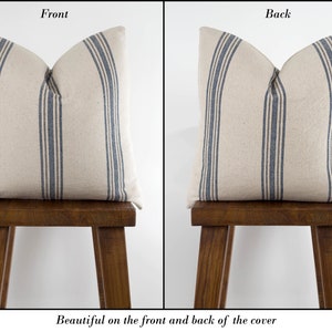 Op de afbeelding: Een cr&egrave;mekleurige kussenhoes met blauwe strepen. De kussenhoes wordt aan de voor- en achterkant getoond, met de strepen die verticaal lopen. De tekst "Beautiful on the front and back of the cover" wordt onder de afbeelding weergegeven.