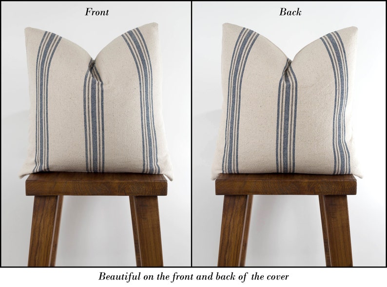 Op de afbeelding: Een cr&egrave;mekleurige kussenhoes met blauwe strepen. De kussenhoes wordt aan de voor- en achterkant getoond, met de strepen die verticaal lopen. De tekst "Beautiful on the front and back of the cover" wordt onder de afbeelding weergegeven.