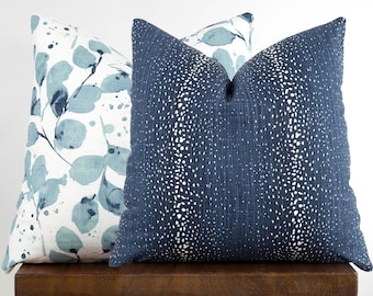 Funda de almohada azul marino con estampado de antílope y cremallera, opción de hojas botánicas, elige tela y tamaño.