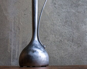 素晴らしい金属製の花の彫刻 - 花瓶に入ったカラーリリーのオリジナル