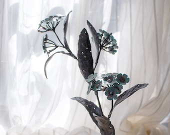 Blå metallblomma på sten, förgätmigej-stjälk, kvist i stål och koppar, botanisk skulptur av The Steel Style Things, 7-årsjubileum