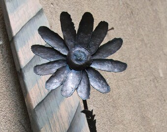 Metallprästkrage på träbas, väggskulptur med blommor, 6-årsjubileum, av The Steel Style Things