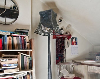 Golvlampa i metall, handgjord stående lampa i industriell design, tillverkad av The Steel Style Things, 6-årsjubileum