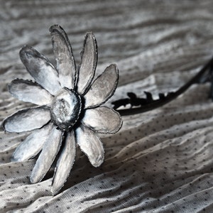 Metalen bloem madeliefje, delicaat ijzeren sculptuur, staalkunstontwerp en gemaakt door TheSteelStyleThings, 6e ijzeren jubileum