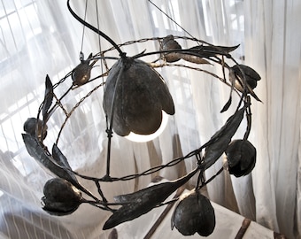 Ovanlig metallhänglampa med 7 järntulpaner, nyckfull krans av stålblommor, mästerverk av TheSteelStyleThings