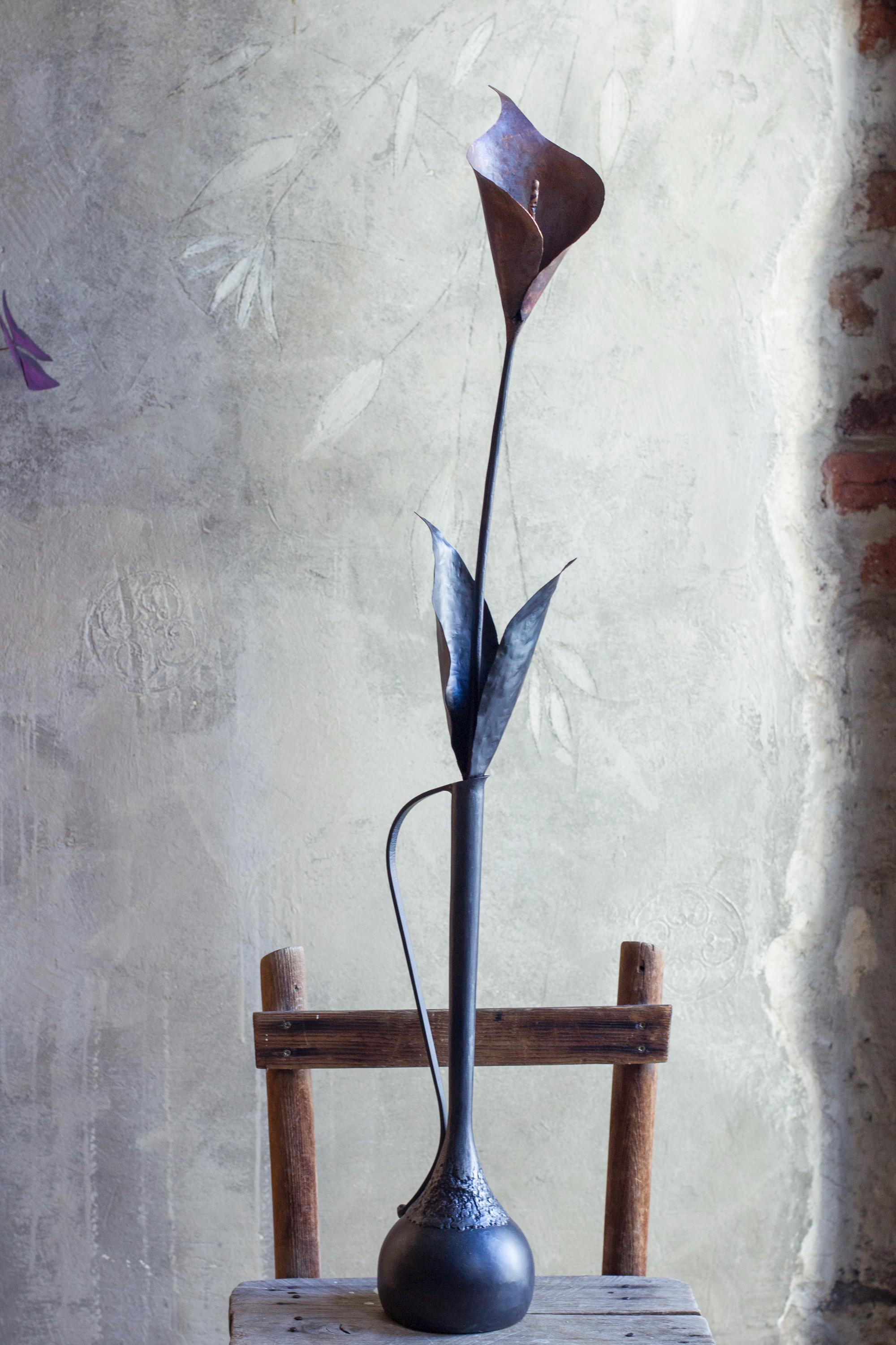 金属製彫刻装飾花瓶 金属製のテーブルまたは床置き彫刻 - 花瓶に入った大きなカラーリリー