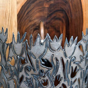 Konstlampa i trä och metall, ljusskulptur, vägglampor av The Steel Style Things, jubileumspresent i järn och trä bild 3
