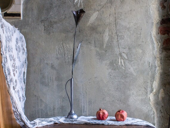 金属製彫刻装飾花瓶 金工 - Grace Tsumugi Fine Art